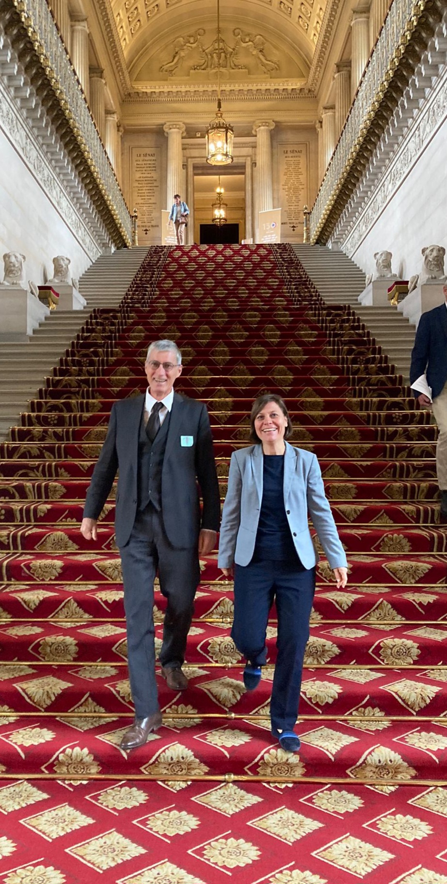 Sous les Ors de la République, travail sérieux et bonne humeur pour le directeur du BEA-TT et la Sénatrice